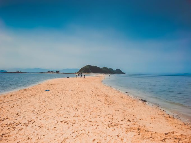 Cách TP HCM gần 500 km, đảo Điệp Sơn nằm trong vùng biển thuộc vịnh Vân Phong, tỉnh Khánh Hòa đang trở thành điểm đến đầy hấp dẫn, lôi kéo nhiều du khách.